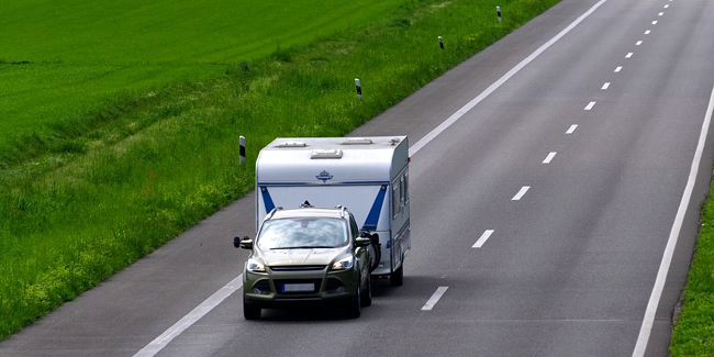 Tracter une caravane : quel permis, quel véhicule, quelle réglementation ?