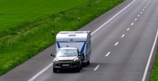 Tracter une caravane : quel permis, quel véhicule, quelle réglementation ?