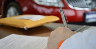 Crédit auto concessionnaire ou via la banque : le pour et le contre