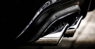 Pourquoi ma voiture rejette de la fumée noire ? Que faire ?