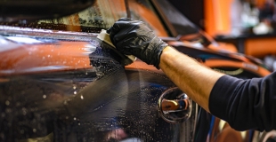 Comment laver sa voiture dans les règles de l'art et la faire briller ?