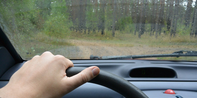 Comment enlever de la résine de pin sur une carrosserie de voiture ?