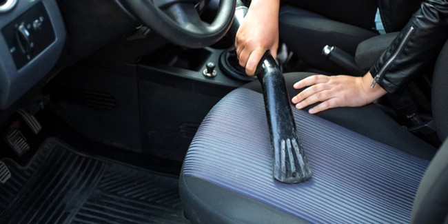 Nettoyage à La Main De L'intérieur De La Voiture Avec Un Chiffon En Tissu  Bleu