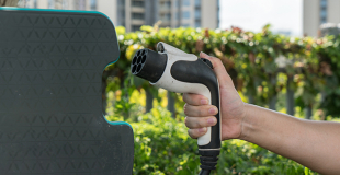 Pourquoi choisir une borne de recharge de 50 kW ? Quelle performance ? Quel coût ?