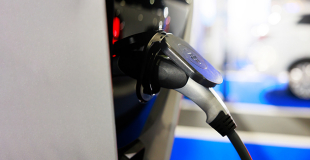 Faire installer une borne de recharge en urgence : les solutions